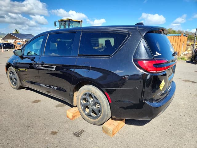 2022 Chrysler Pacifica Hybrid Touring L фото 2